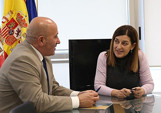 Imagen de archivo de la presidenta reunida con Agustín Molleda cuando todavía era alcalde de Cartes en diciembre de 2023.