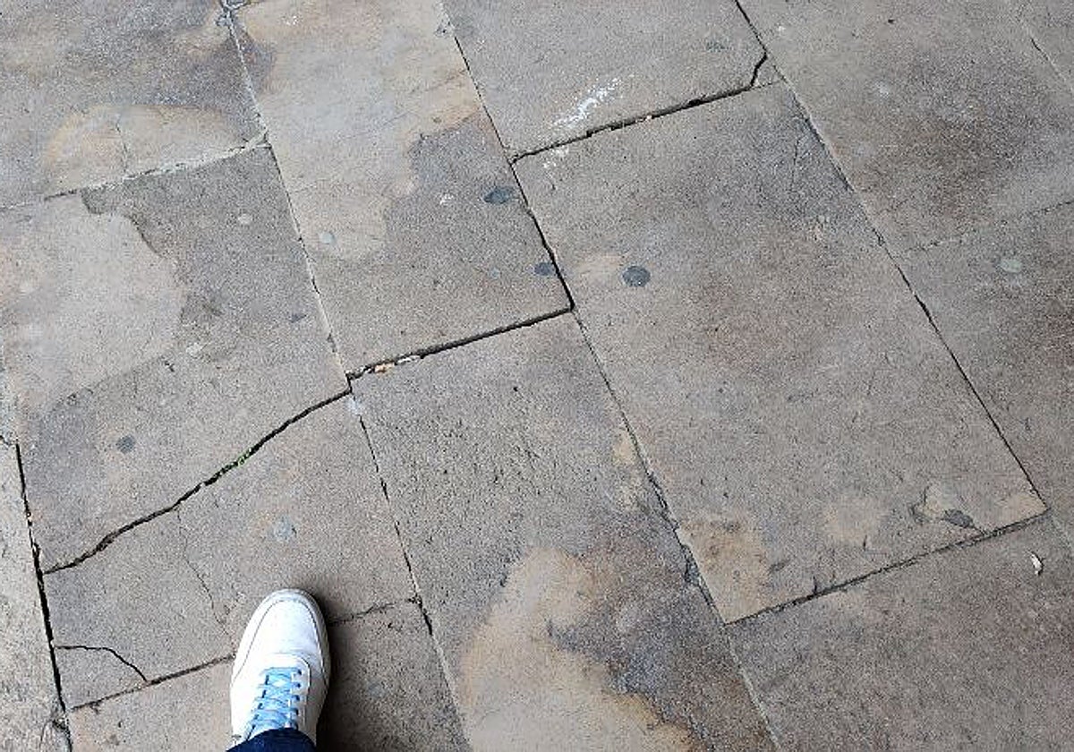 Grietas en el suelo de uno de los arcos paralelos a la Casona.