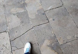 Grietas en el suelo de uno de los arcos paralelos a la Casona.