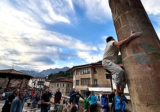 Un operario da los últimos retoques a la estructura de la prueba de velocidad.