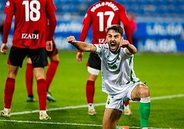 Andrés Martín celebra uno de los goles del Racing en Mendizorroza