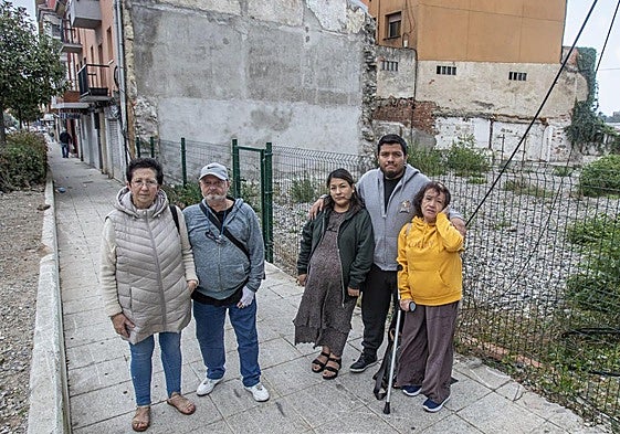 Un año después. Los vecinos que resultaron gravemente heridos por saltar desde la primera planta del edificio se reúnen un año después en el solar donde antes estaban sus viviendas.