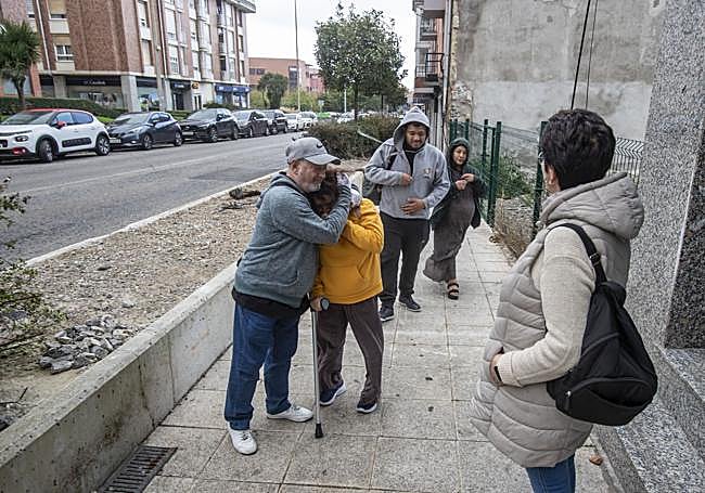 Los abrazos se repitieron en el encuentro entre los viejos vecinos