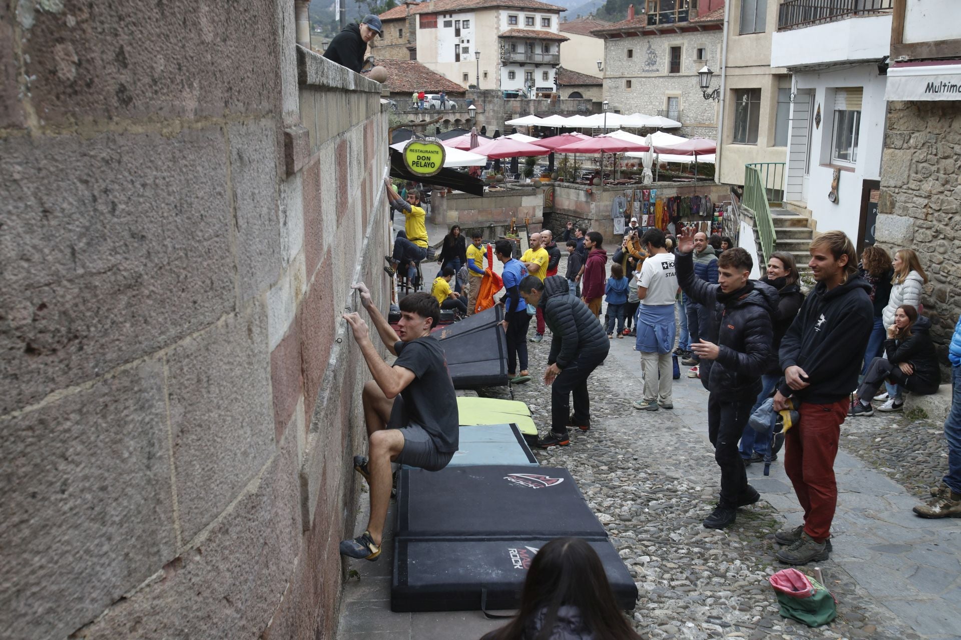 El espacio en el que apoyar los dedos es más que escaso en esa pared.