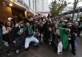 Aficionados racinguistas, en la Plaza Labastida.