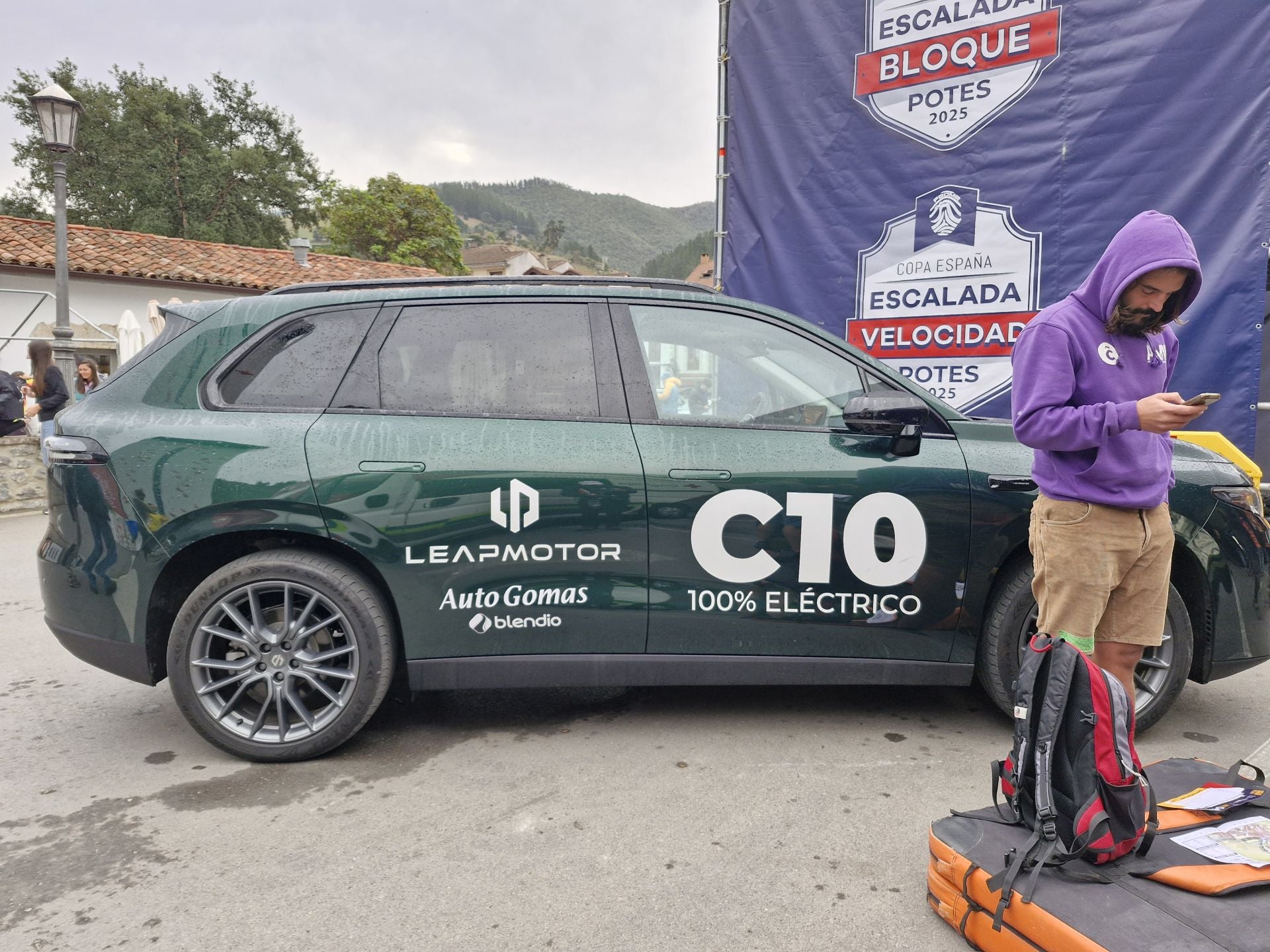 Imagen principal - El público aguarda para entrar en la carpa para las inscripciones de la Copa Urbana.