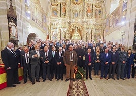 Imagen de familia de los condecorados, mientras de la asociación y asistentes al acto