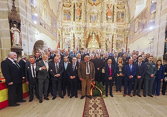 Imagen de familia de los condecorados, mientras de la asociación y asistentes al acto
