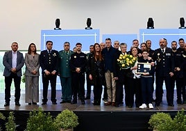 En el centro de la imagen, la familia del agente fallecido, acompañados de las autoridades y compañeros.