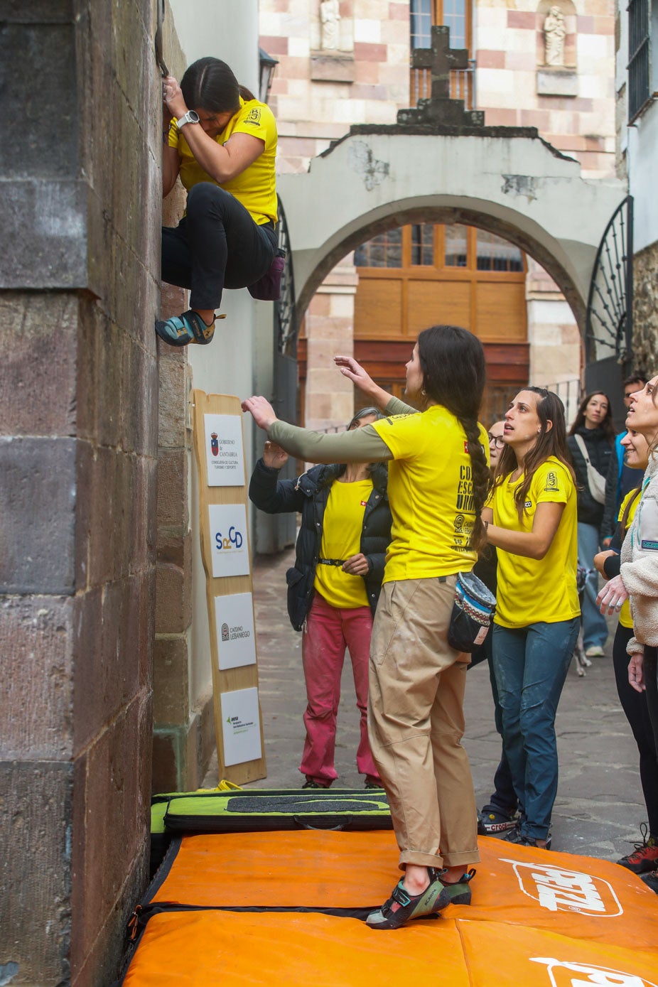 Una escaladora, acurrucada en una pared, antes de su siguiente movimiento.