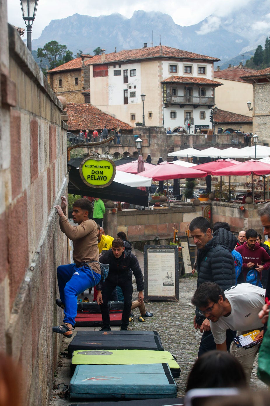 Un pequeño saliente sirve para escalar casi a ras de suelo.