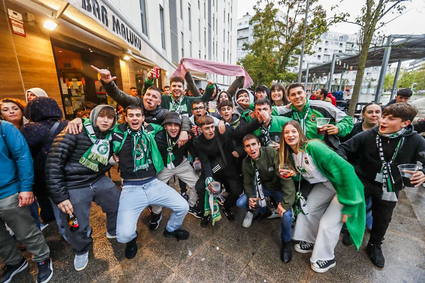 Ni el frío ni la lluvia desanimó a los aficionados del Racing a acudir a Mendizorroza