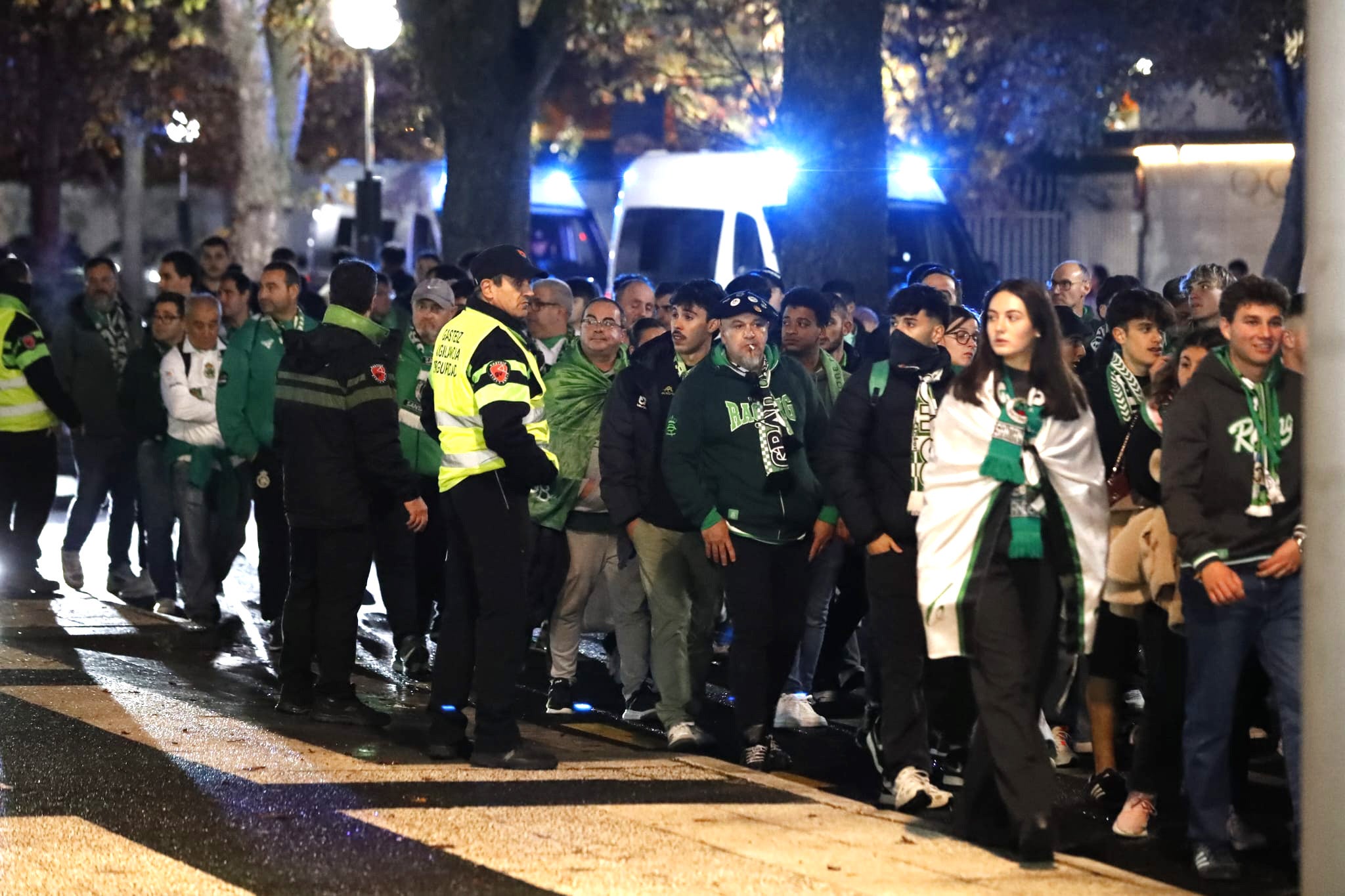 Los racinguistas desfilan hacia el estadio vitoriano