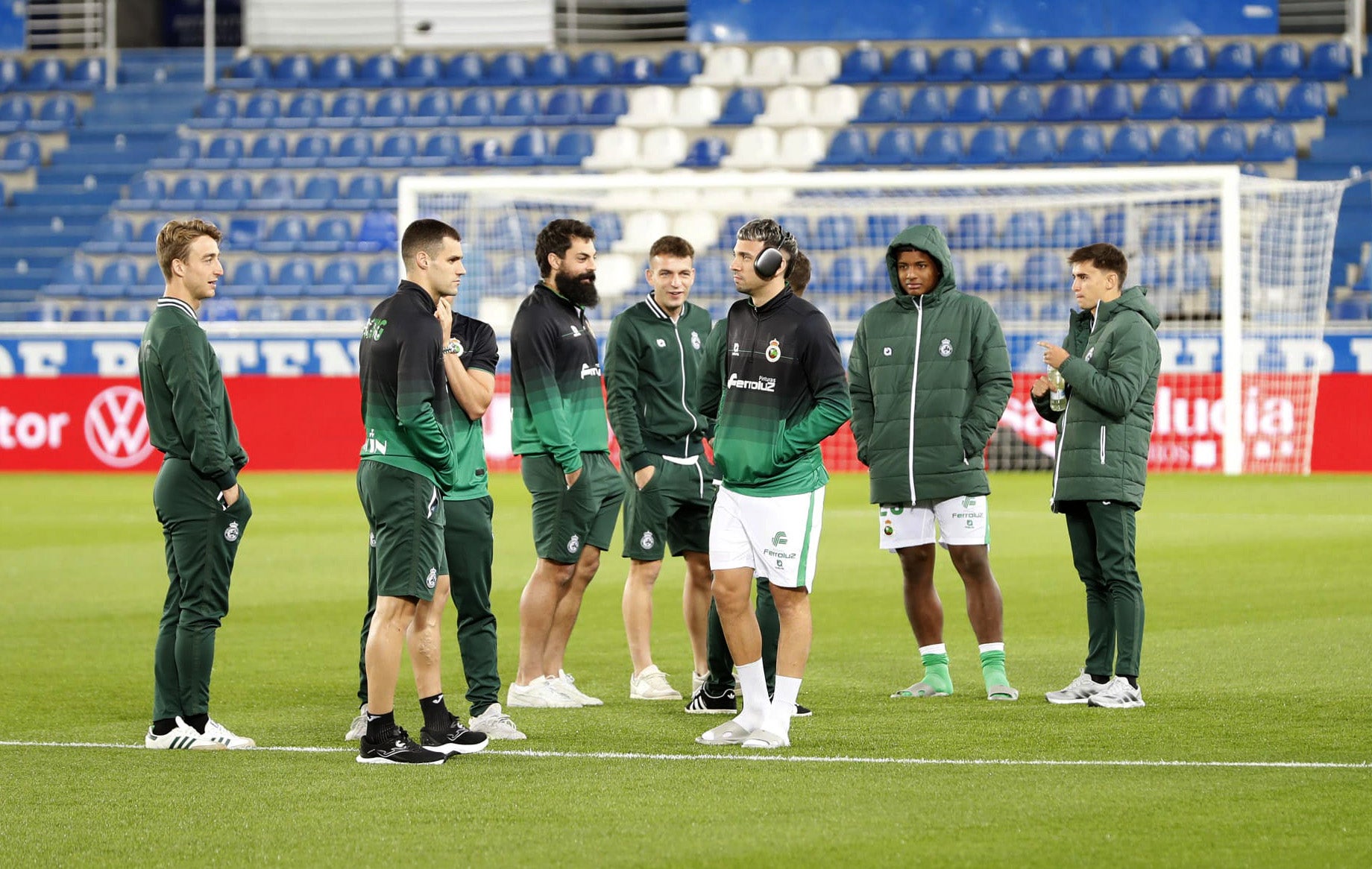 Los jugadores del Racing, antes del encuentro sobre el césped de Mendizorroza