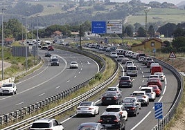 Imagen de uno de los frecuentes atascos registrados en la A-67.