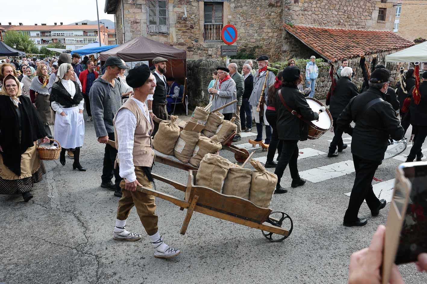 Los mineros portando los sacos de sal