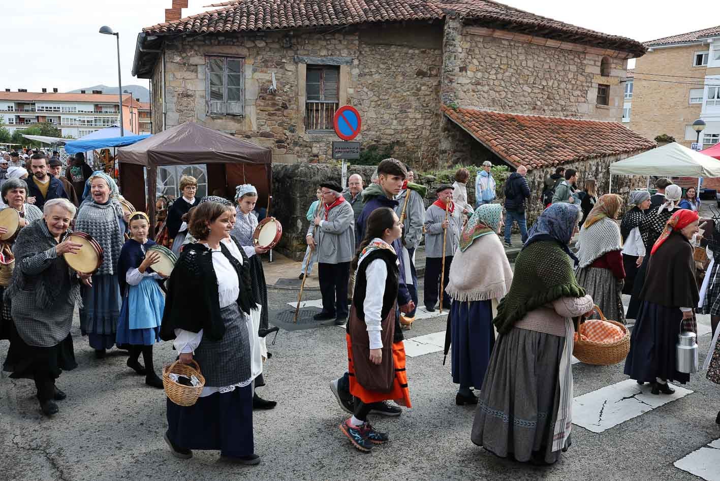 Un momento del desfile de época, con las pandereteras y mujeres abrigadas con las populares toquillas de lana