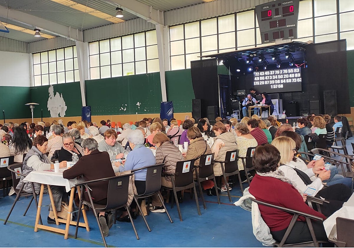Comida de confraternización de las mujeres que participaron en la celebración en Puentenansa.