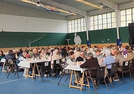 Comida de confraternización de las mujeres que participaron en la celebración en Puentenansa.
