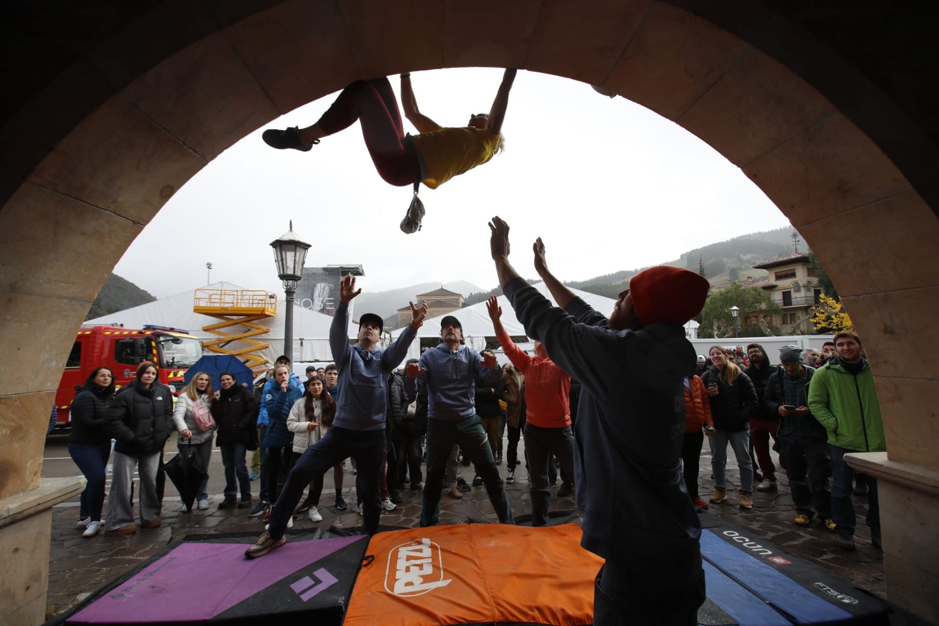 Los escaladores, siempre preocupados de quien está en pleno ejercicio.
