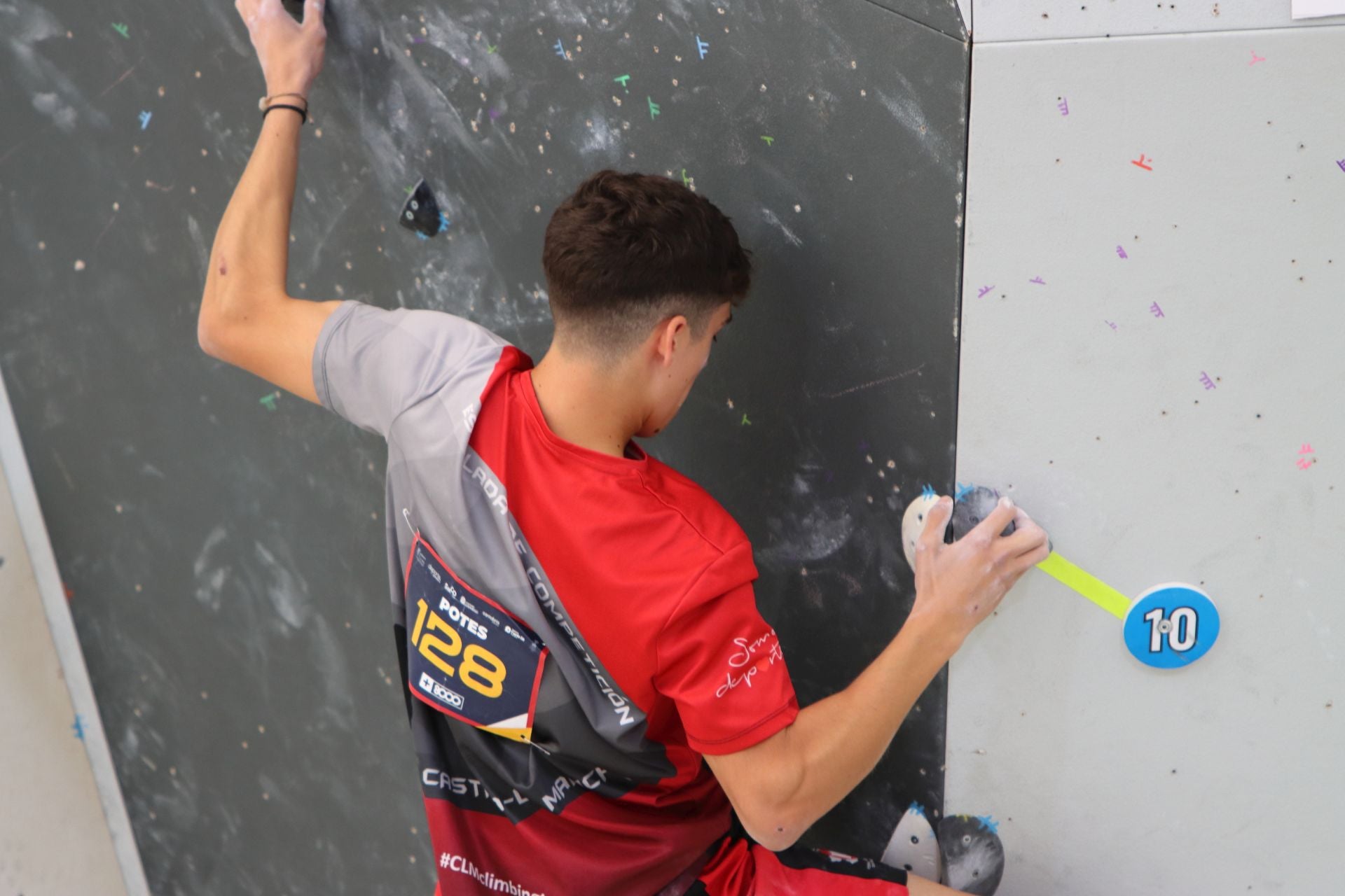 Un escalador se agarra con fuerza a la pared.