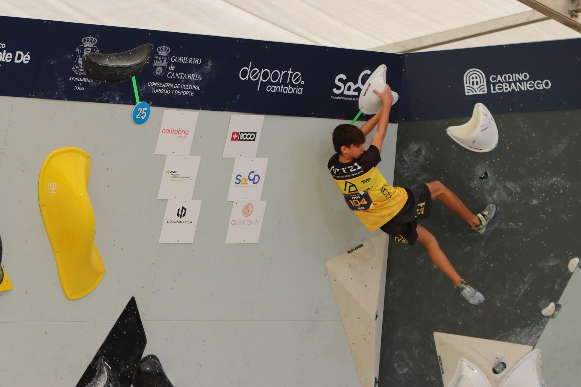 El éxito en la competición de bloque es llegar a los apoyos que hay en la cima de la pared.