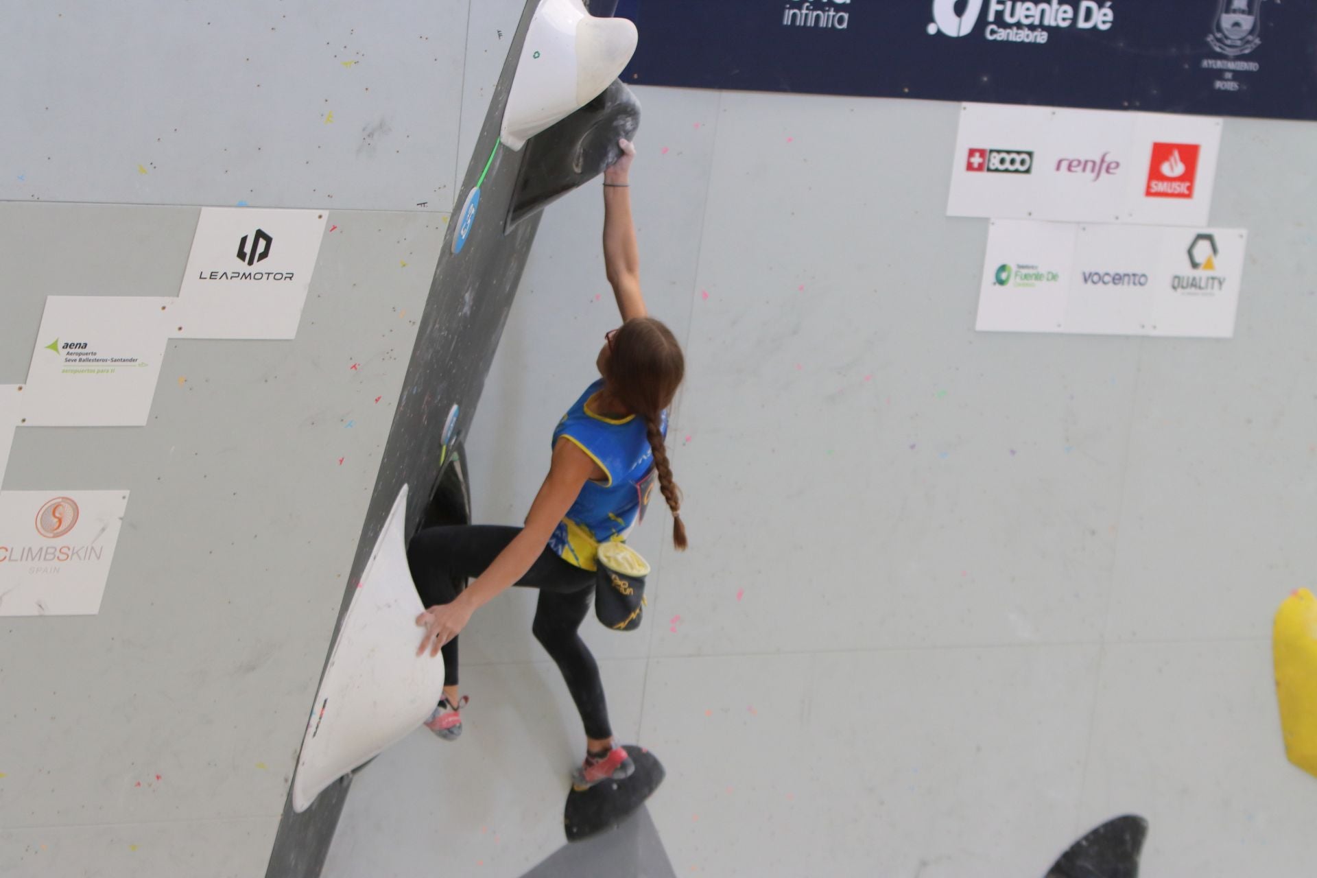 Una escaladora en la final sub-15 de bloque, en pleno ejercicio.