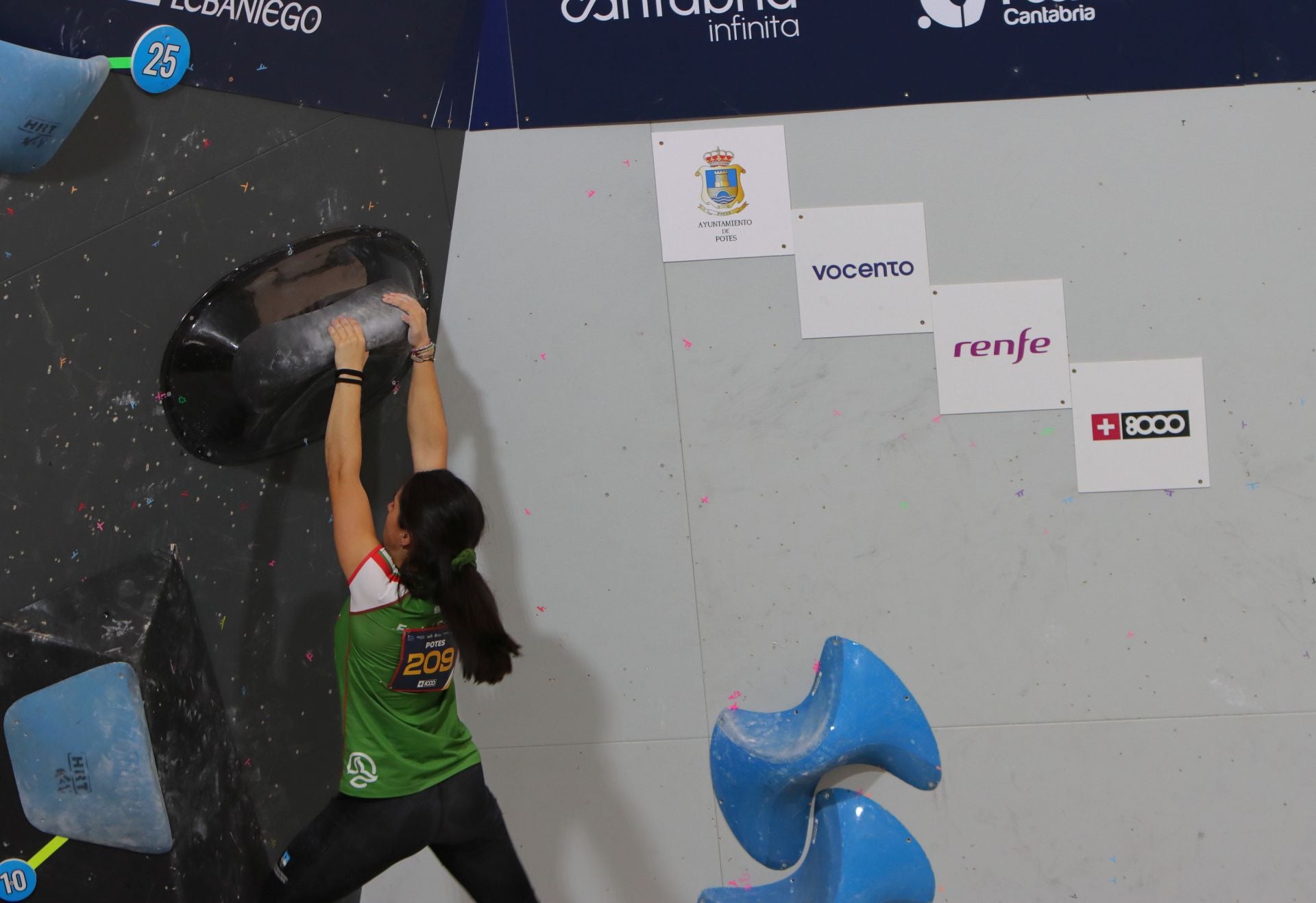 Imagen principal - Una escaladora intenta progresar en la pared de la competición de bloque.