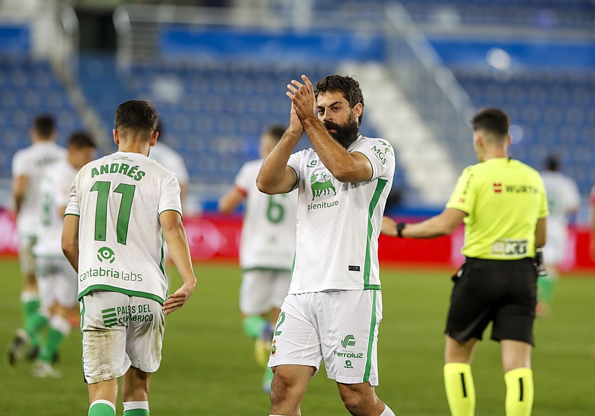 Villalibre aplaude después de marcar un gol en Mendizorroza