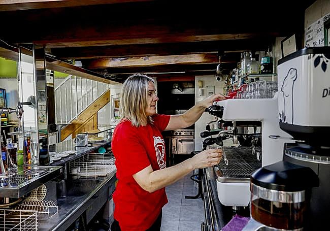 Sina sirve un café en su bar, justo en frente del Mercado de Ganados.