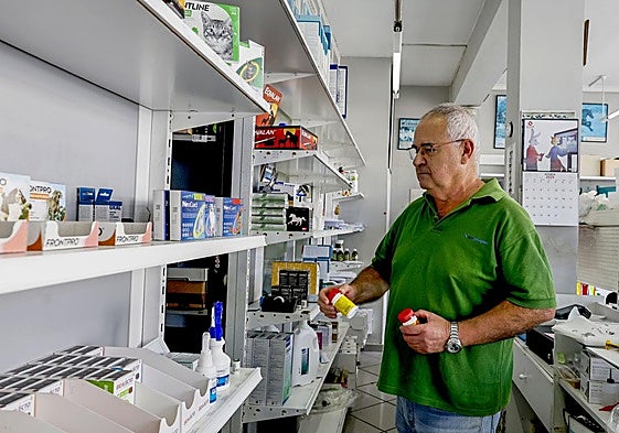 Juan José Buendía vende productos sanitarios para animales y es uno de los que más nota la falta de actividad.