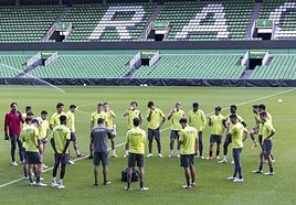 Los jugadores del Racing, en círculo, se toman un respiro en un entrenamiento en El Sardinero.