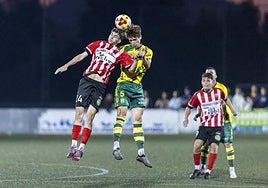 Álex, del Selaya, y Mier, del Tropezón, en pleno salto.