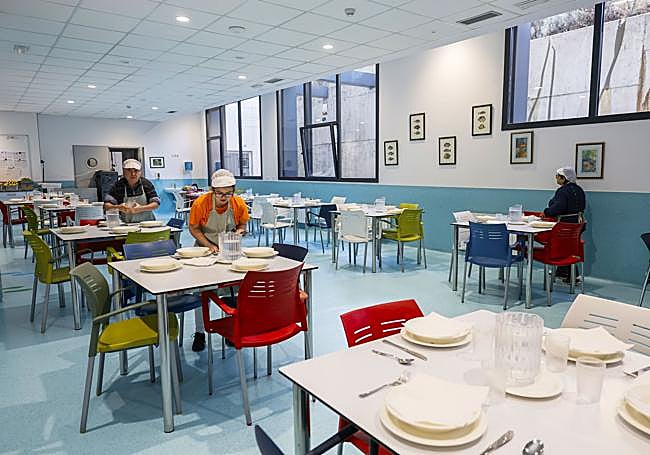 Dos usuarios ponen la mesa antes de comer.