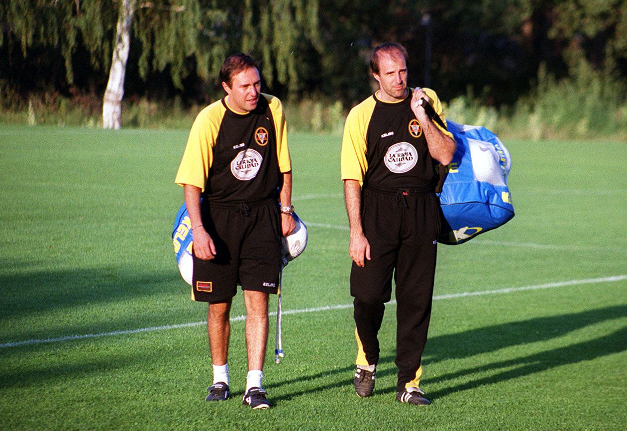 Ochotorena carga los balones en un entrenamiento con el Logroñes ya como preparador de porteros, junto a Rubén Marco