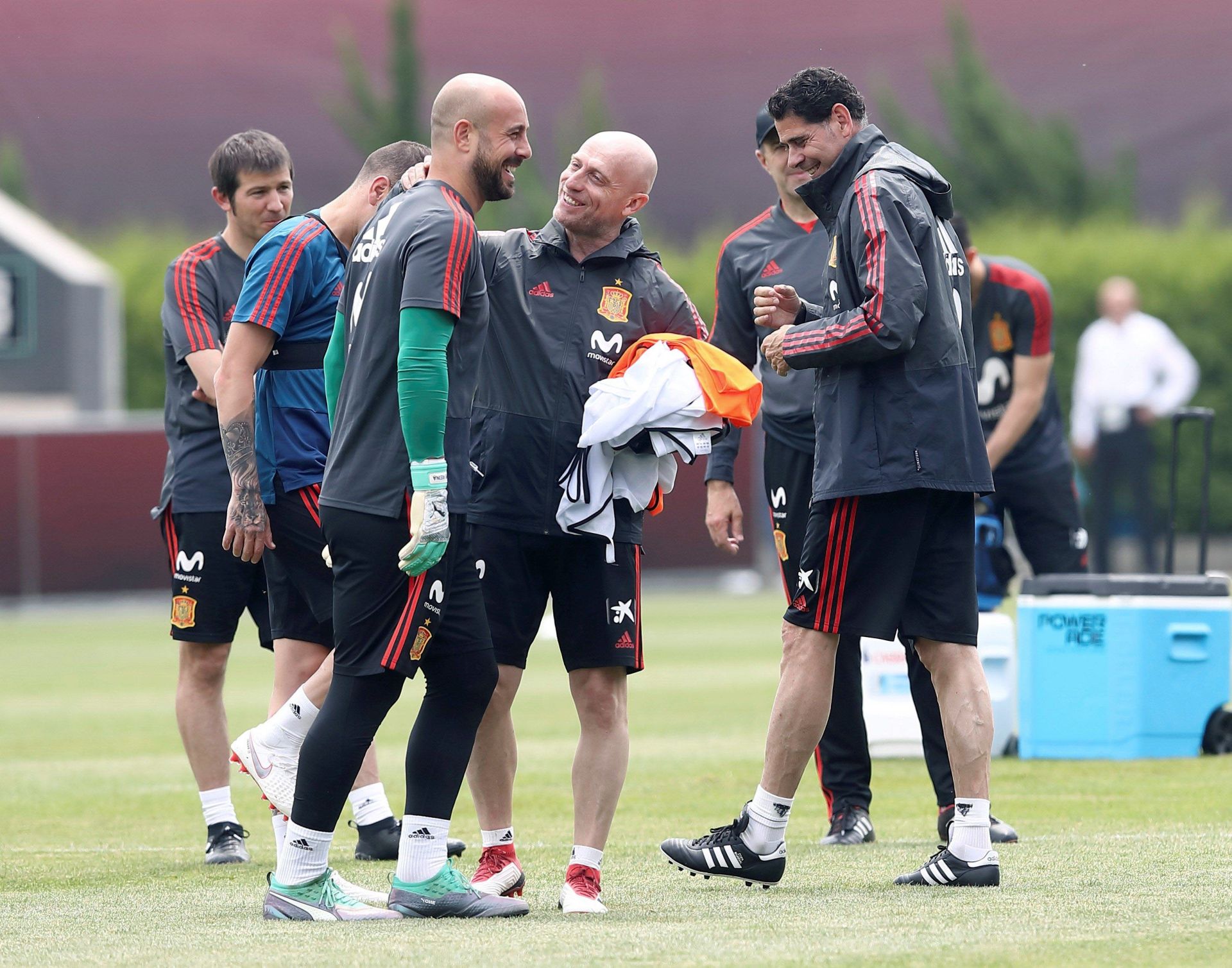 Ochotorena vigila las bromas de Calero y Hierro con Pepe Reina en Krasnodar, durante el Mundial de Rusia de 2018