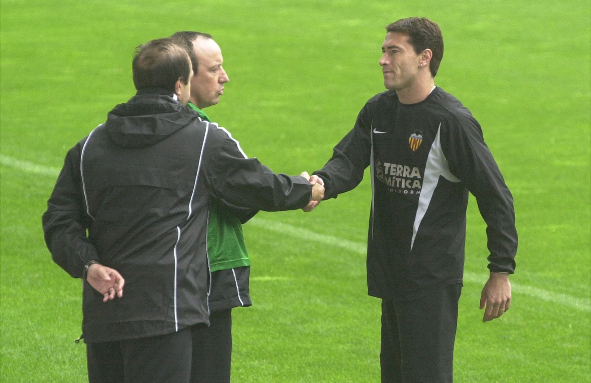 Ochoterena estrecha la mano de Kily González ante Rafa Benítez