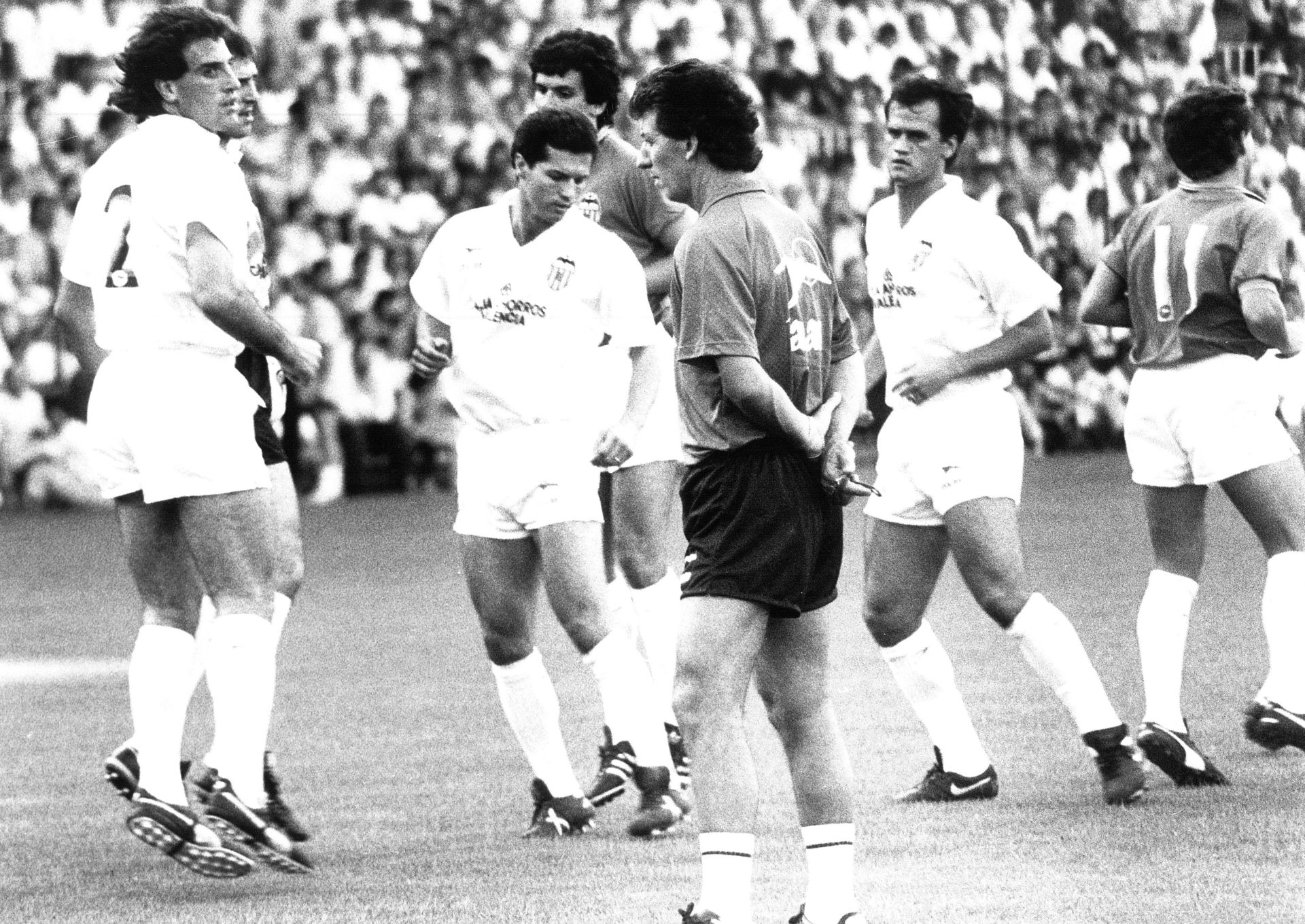 Un tanto tapado, en el calentamiento de un partido del Valencia a las órdenes de Espárrago, en primer plano, y junto a Voro, Ferrando y Fernando