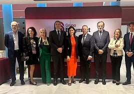 Desde la izquierda, Alberto Ezquerra, Ana González, Ana Barros, Gabriel Cereto, Gema Igual, Emilio Montaraz, Martín Navaz, Isabel Gómez Barreda y Javier Montaraz, en el 15 aniversario de Bárymont, en Santander.