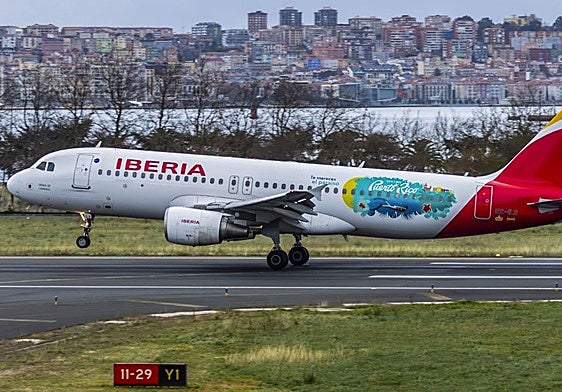 Así es el Airbus 320 de Iberia que desde ayer vuelve a despegar desde el Seve Ballesteros.