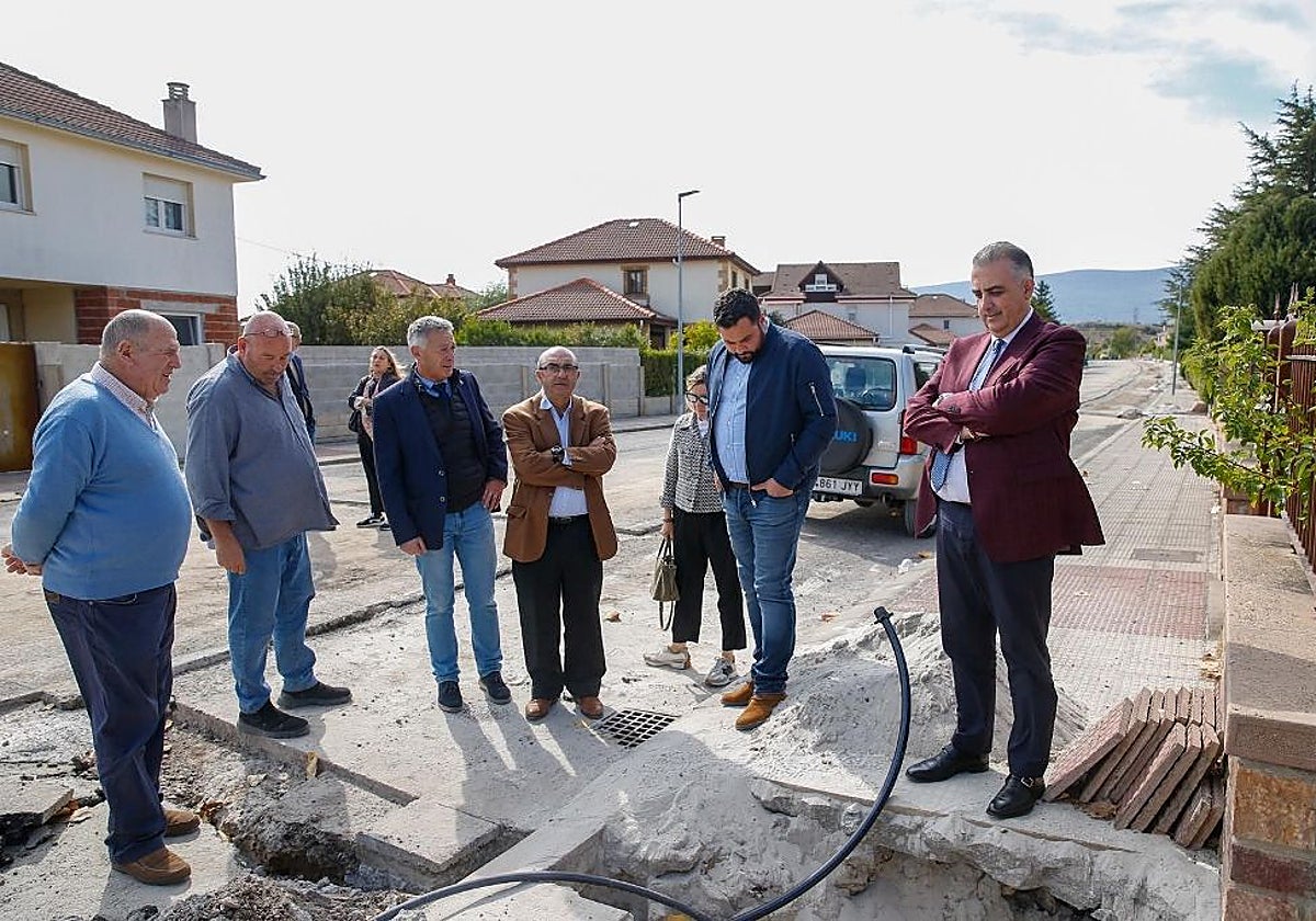 Visita del consejero, alcalde y concejales a las obras de Nestares.