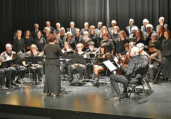 Las dos agrupaciones sobre el escenario bajo la batuta de Justi Echevarría.