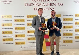 Jesús Gómez, CEO del Grupo Consorcio y César Campo, de Quesería Javier Campo con sus premios Alimentos de España a la internacionalización y al mejor queso azul.