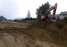 Una pala excavadora trabaja en una de las motas previstas en el proyecto.