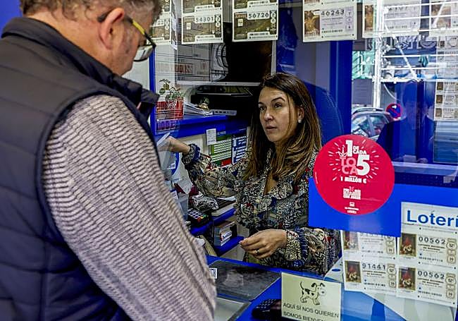 Lidia Gutiérrez gestiona la Administración de Lotería.