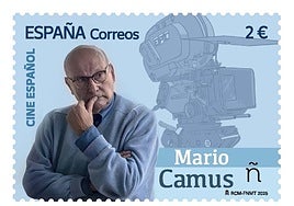 El sello muestra una fotografía del director junto a una ilustración de fondo de una cámara.