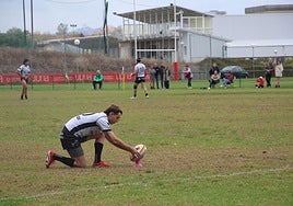 El pateador del equipo Cormorán DHB colocando el balón para anotar.