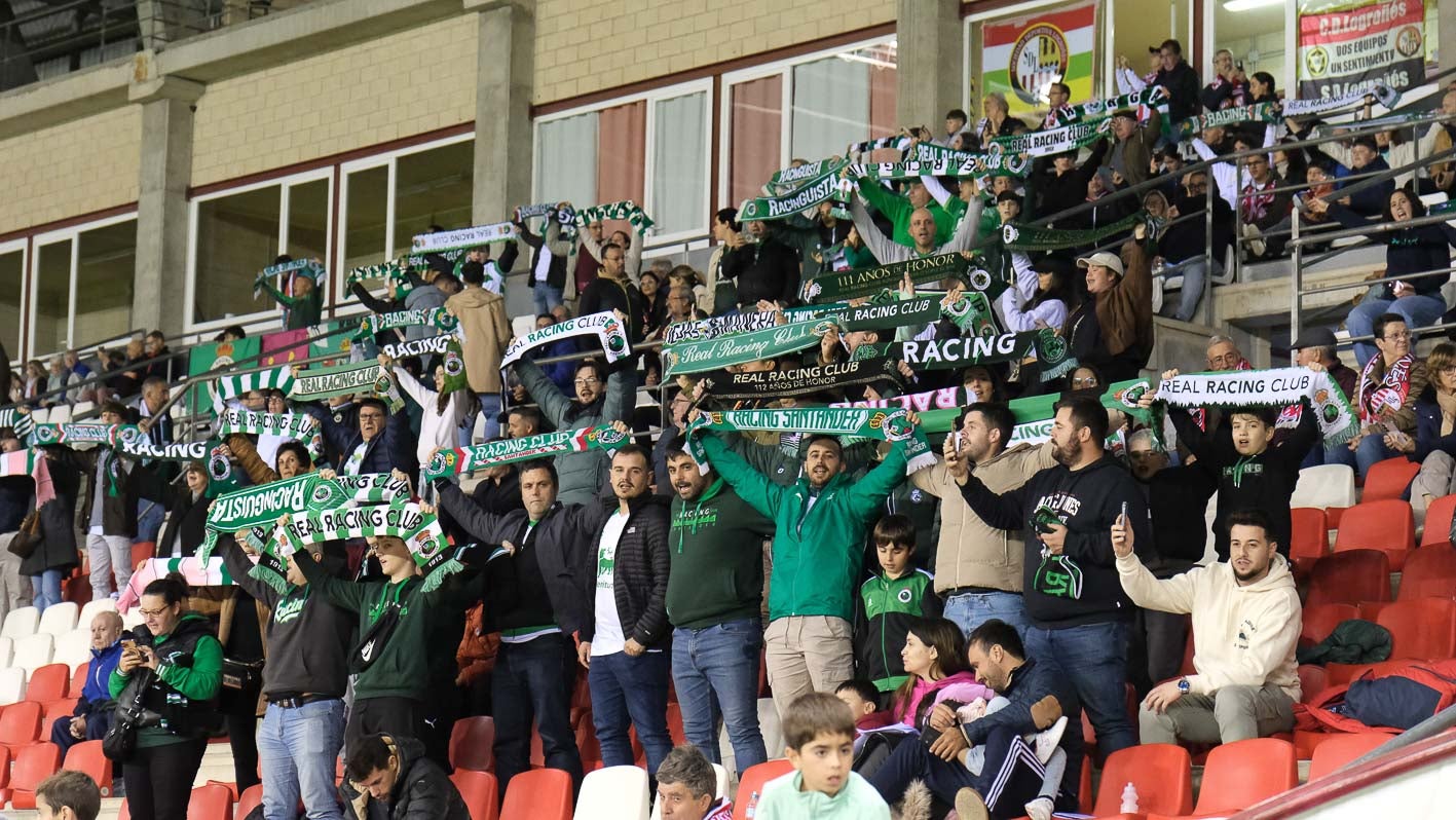La afición del Racing, bufanda en mano, anima a su equipo.
