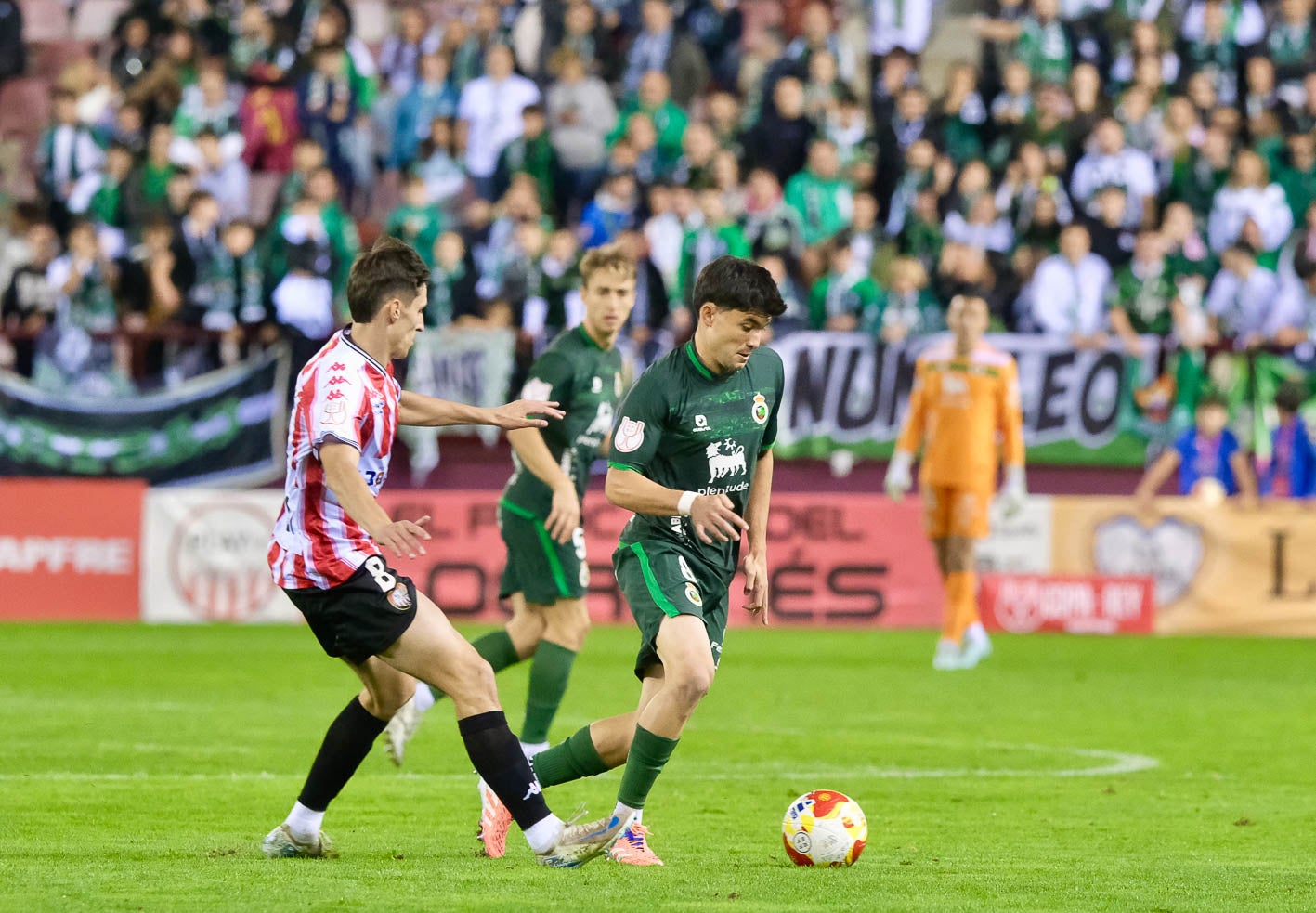 Aritz Aldasoro controla la pelota ante un rival.