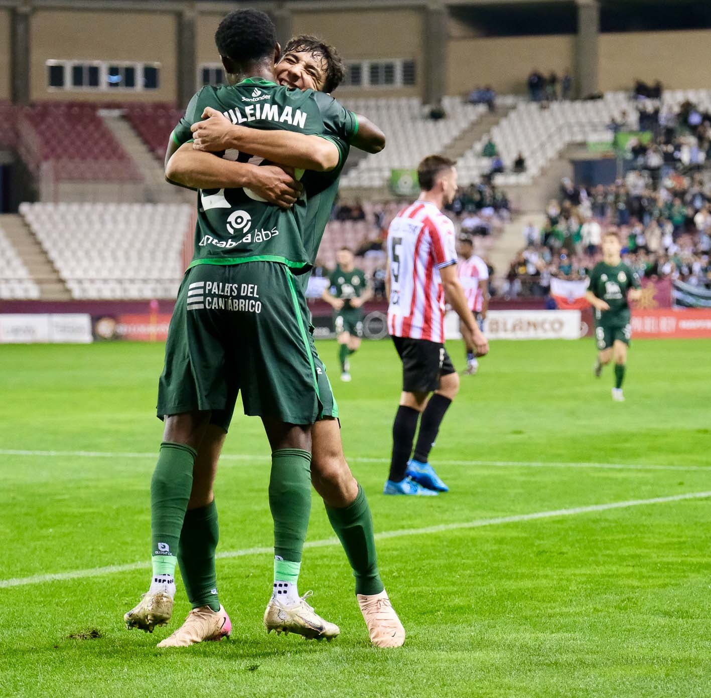 Suleiman se abraza con Sergio tras el primer gol racinguista.